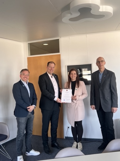 Bild der Übergabe der Ernennungsurkunde durch den Präsidenten