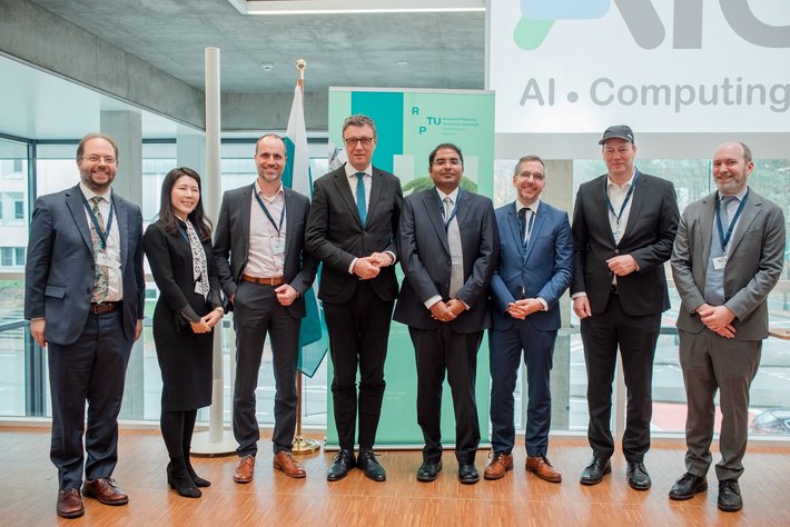 Gelungene Kickoff-Veranstaltung: (v.l.n.r.) Professor Derek Dreyer (Wissenschaftlicher Direktor des MPI für Software-Systeme), Professorin Meeyoung Cha, MPI für Sicherheit und Privatsphäre, Wissenschaftsminister Clemens Hoch, Patrick Cramer (Präsident der Max-Planck-Gesellschaft), Professor Krishna P. Gummadi (Wissenschaftlicher Direktor des MPI für Software-Systeme), Professor Christoph Garth (Dekan des Fachbereichs Informatik an der RPTU), Professor Malte Drescher (Präsident der RPTU) und Professor Alan Mislove (Northeastern University, USA).